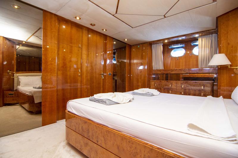 Book yachts online - motorboat - San Lorenzo 72 - Barbarossa Moratti - rent