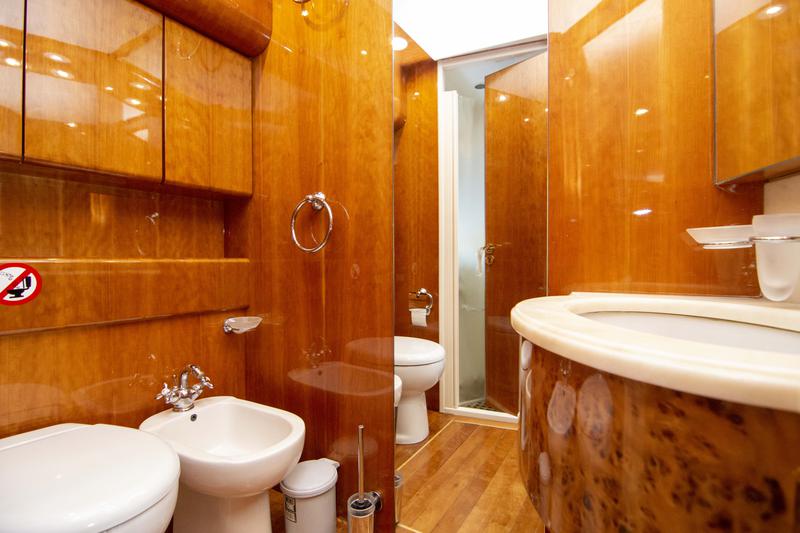 Book yachts online - motorboat - San Lorenzo 72 - Barbarossa Moratti - rent