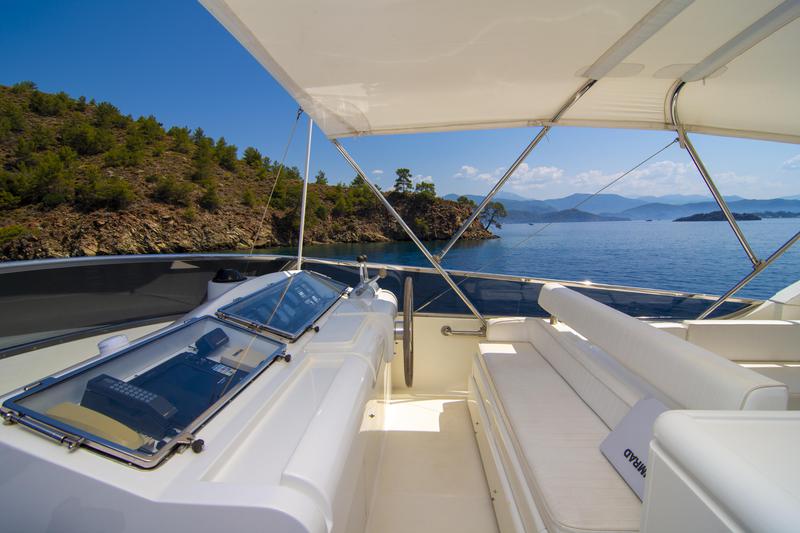 Book yachts online - motorboat - San Lorenzo 72 - Barbarossa Moratti - rent
