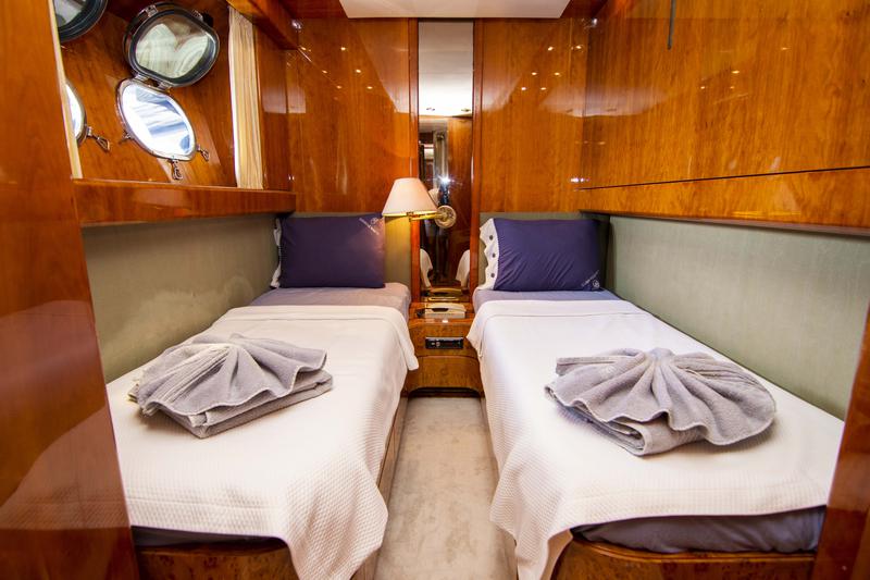 Book yachts online - motorboat - San Lorenzo 72 - Barbarossa Moratti - rent