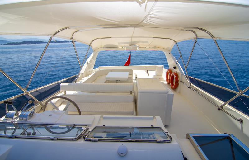 Book yachts online - motorboat - San Lorenzo 72 - Barbarossa Moratti - rent