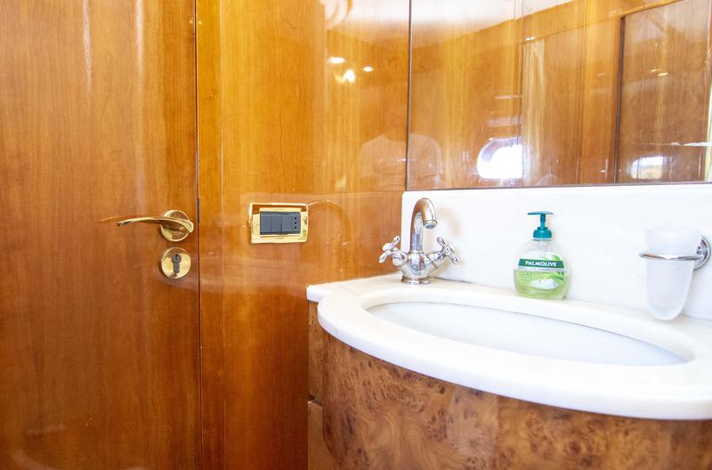 Book yachts online - motorboat - San Lorenzo 72 - Barbarossa Moratti - rent
