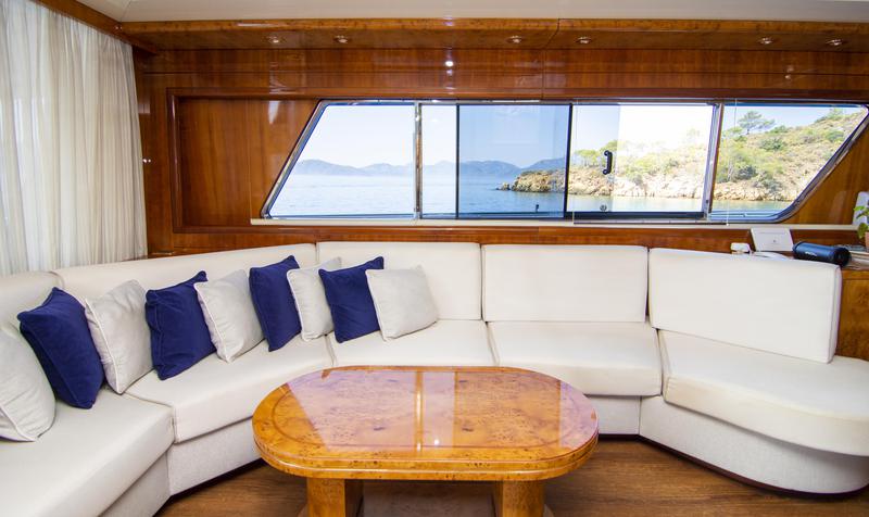 Book yachts online - motorboat - San Lorenzo 72 - Barbarossa Moratti - rent