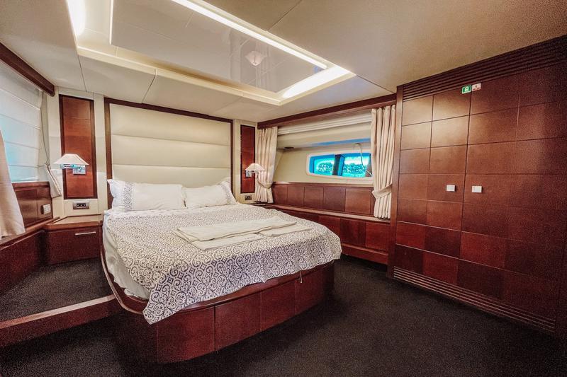 Book yachts online - motorboat - Azimut 75 Fly - Boreas - rent