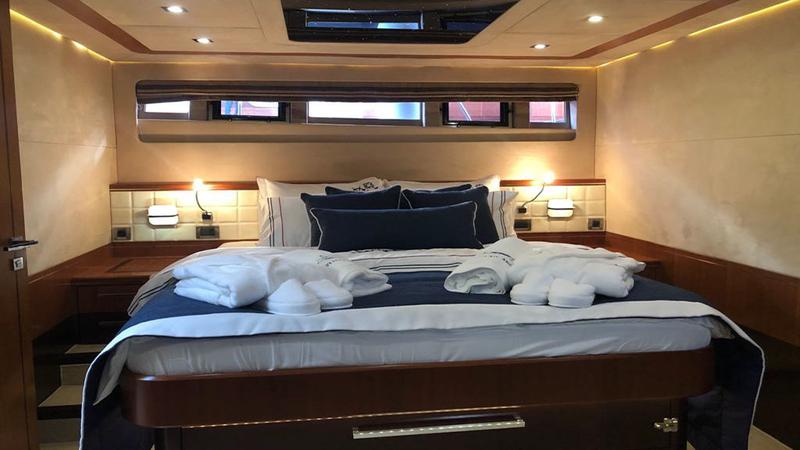 Book yachts online - motorboat - Galeon 640 Fly - Melissa My Angel - rent