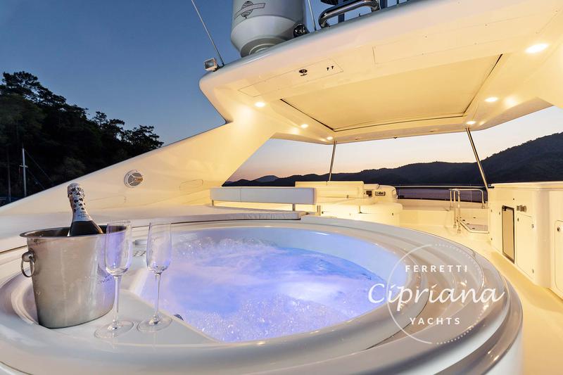 Book yachts online - motorboat - Ferretti 830 - Cipriana - rent