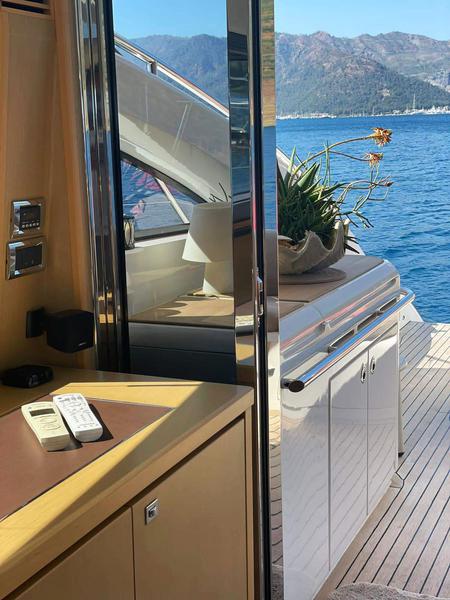 Book yachts online - motorboat - Princess V62 - Dolce Vita - rent