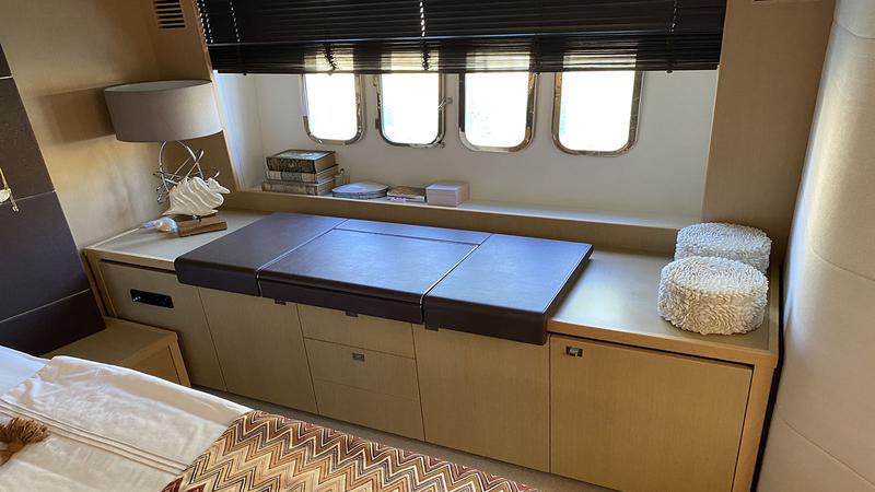 Book yachts online - motorboat - Princess V62 - Dolce Vita - rent