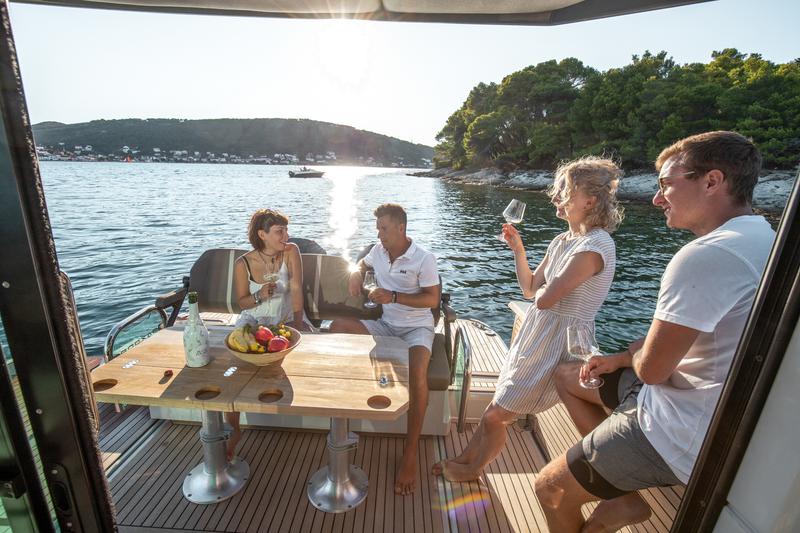 Book yachts online - motorboat - Saxdor 320 GTC - Olivia - rent