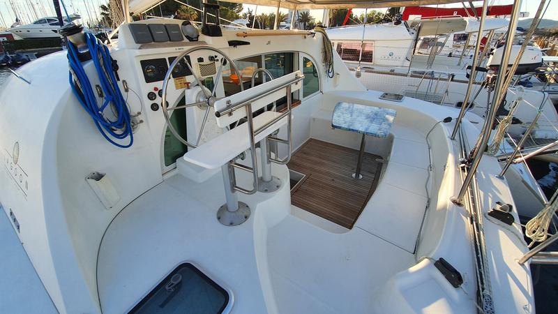 Book yachts online - catamaran - Lagoon 38 - Manatéa - rent