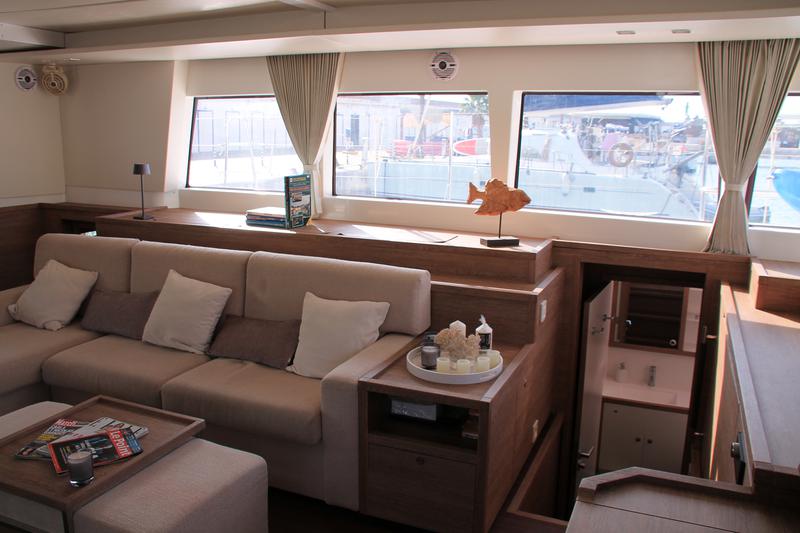 Book yachts online - catamaran - Lagoon 620 - JARANA - rent