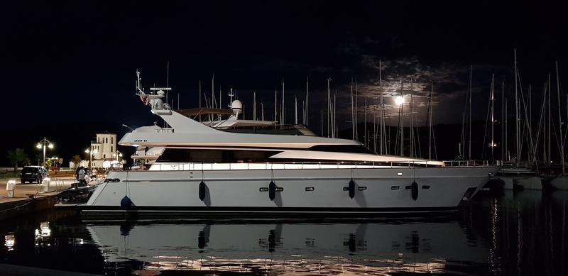 Book yachts online - motorboat - Cantieri di Pisa Akhir 85 - Maestrale - rent