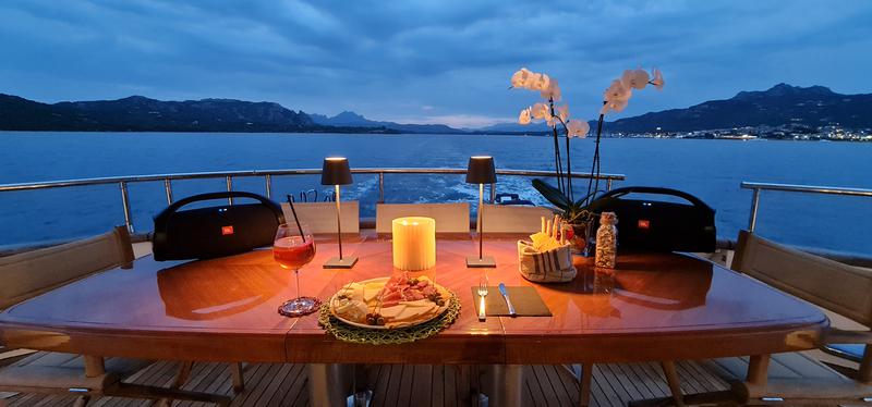 Book yachts online - motorboat - Cantieri di Pisa Akhir 85 - Maestrale - rent