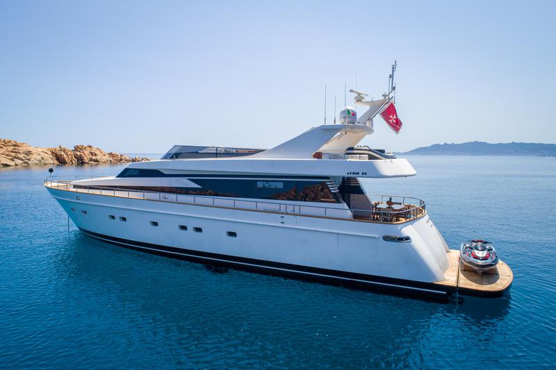 Book yachts online - motorboat - Cantieri di Pisa Akhir 85 - Maestrale - rent