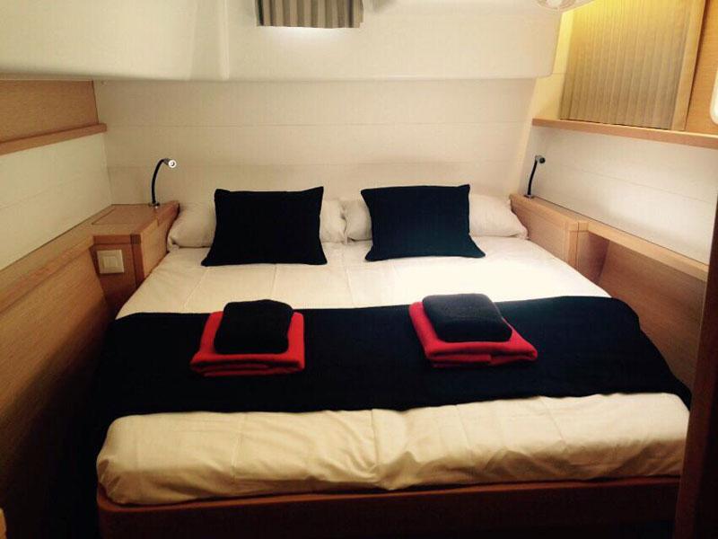 Book yachts online - catamaran - Lagoon 450  Flybridge - Madrigal V - rent