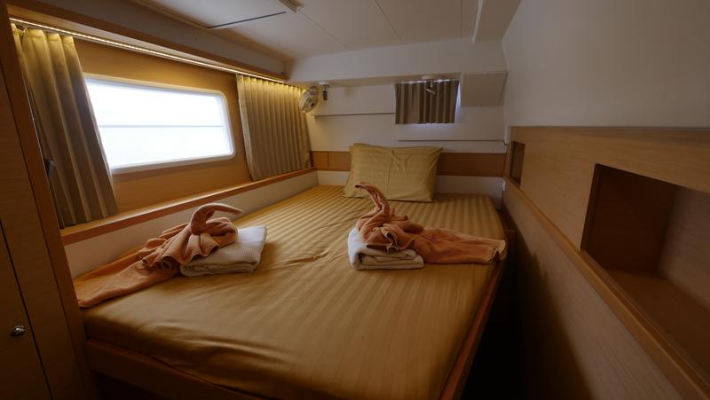 Book yachts online - catamaran - Lagoon 400 S2 - Anastasia - rent