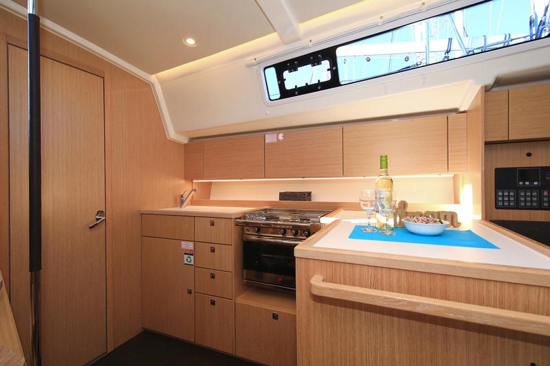 Book yachts online - sailboat - Bavaria C42 - ERMIS - rent