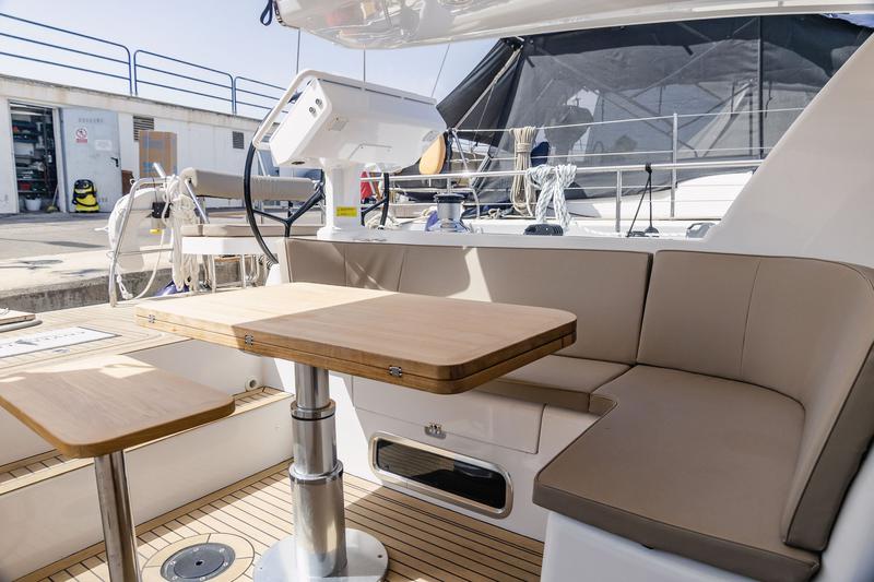 Book yachts online - sailboat - Moody 54 - Adventuro - rent
