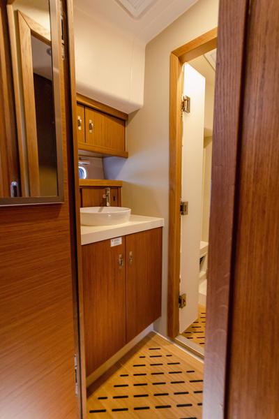 Book yachts online - sailboat - Moody 54 - Adventuro - rent