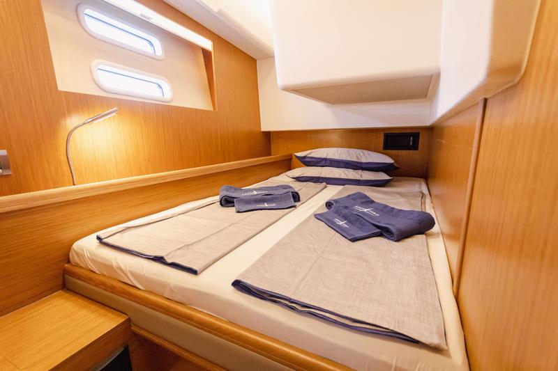 Book yachts online - sailboat - Moody 54 - Adventuro - rent
