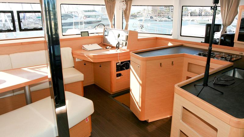 Book yachts online - catamaran - Lagoon 42 - Moonlight - rent