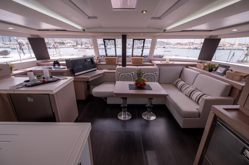 Book yachts online - catamaran - Fountaine Pajot Astréa 42 - Sissy- A/C &amp; Watermaker &amp; Generator &amp; Electrical Platform - 4+2 Cabins/4 Heads - rent