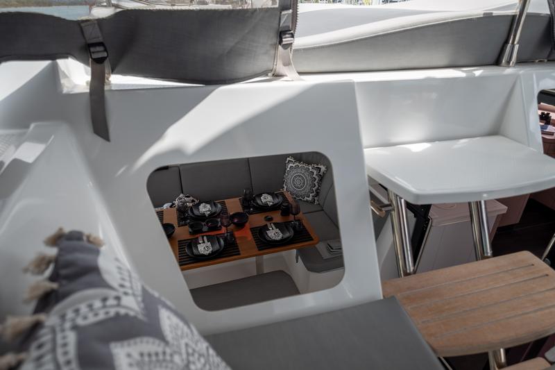 Book yachts online - catamaran - Fountaine Pajot Astréa 42 - Sissy- A/C &amp; Watermaker &amp; Generator &amp; Electrical Platform - 4+2 Cabins/4 Heads - rent