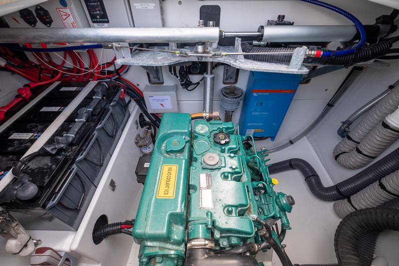 Book yachts online - catamaran - Fountaine Pajot Astréa 42 - Sissy- A/C &amp; Watermaker &amp; Generator &amp; Electrical Platform - 4+2 Cabins/4 Heads - rent
