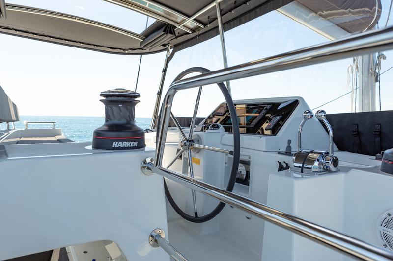 Book yachts online - catamaran - Lagoon 450  Flybridge - Medousa - rent