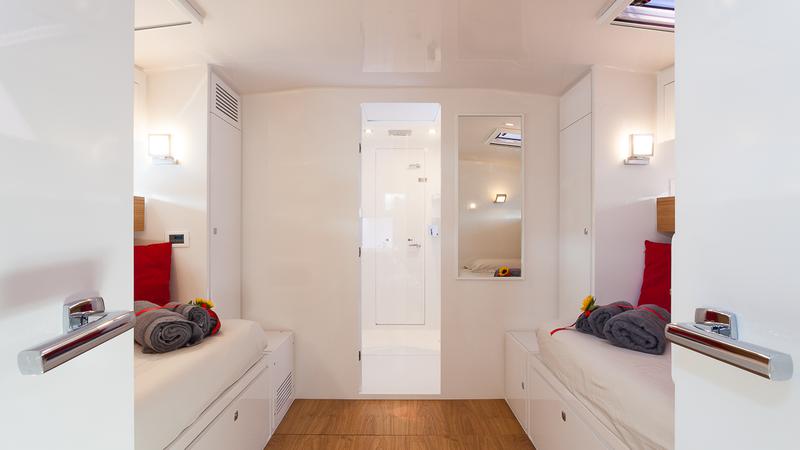Book yachts online - sailboat - Vismara V71 - Red Carpet - rent