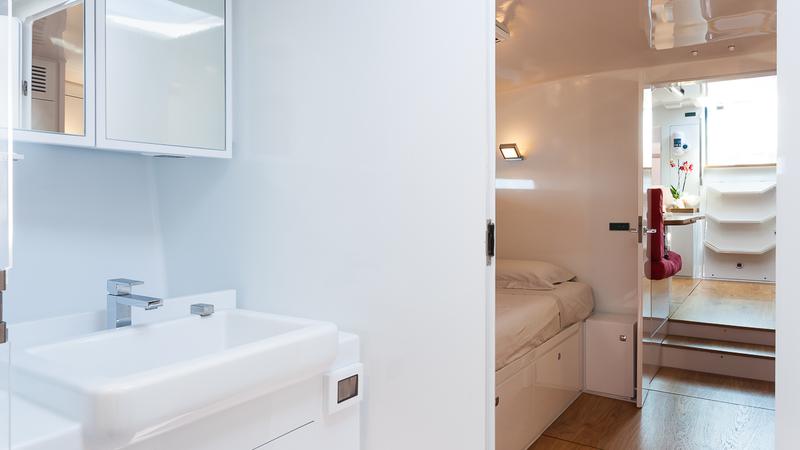 Book yachts online - sailboat - Vismara V71 - Red Carpet - rent