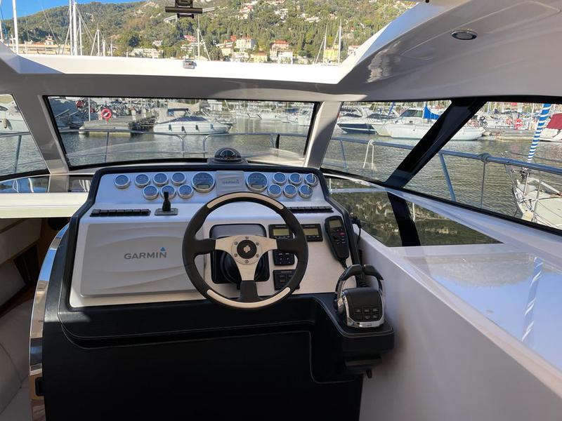 Book yachts online - motorboat - Elan Power 30 - Elan 30 - rent