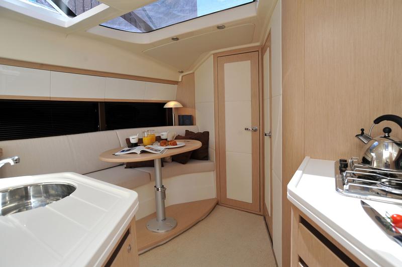 Book yachts online - motorboat - Elan Power 30 - Elan 30 - rent