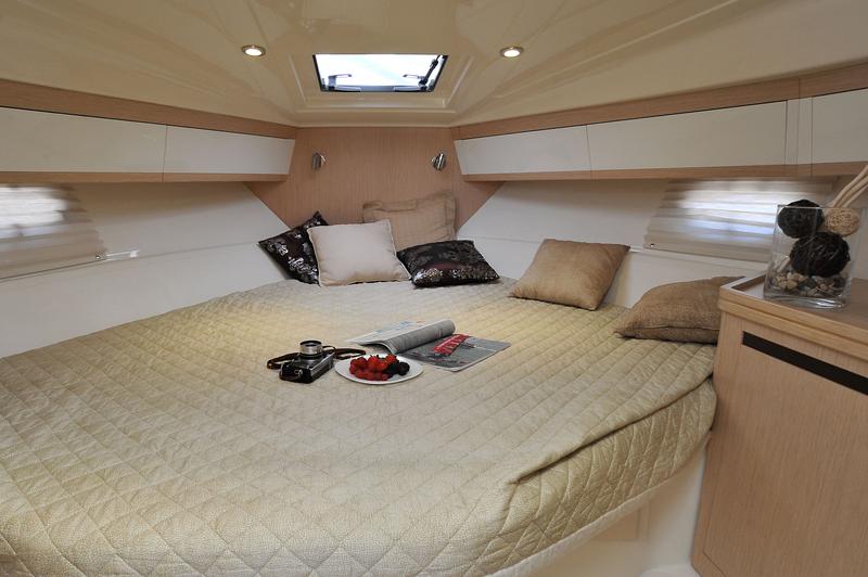 Book yachts online - motorboat - Elan Power 30 - Elan 30 - rent