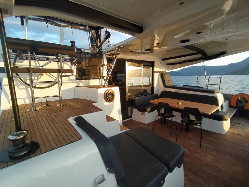 Book yachts online - catamaran - Lagoon 42 - Casta Diva VIP-equipped - rent