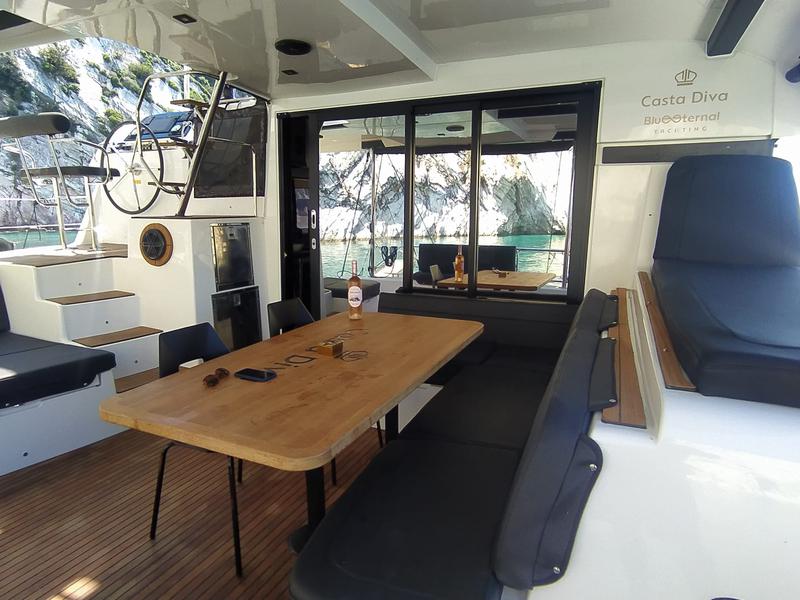 Book yachts online - catamaran - Lagoon 42 - Casta Diva VIP-equipped - rent