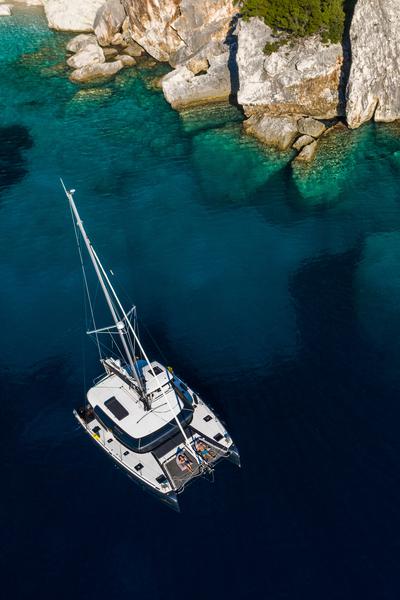 Book yachts online - catamaran - Lagoon 42 - Casta Diva VIP-equipped - rent