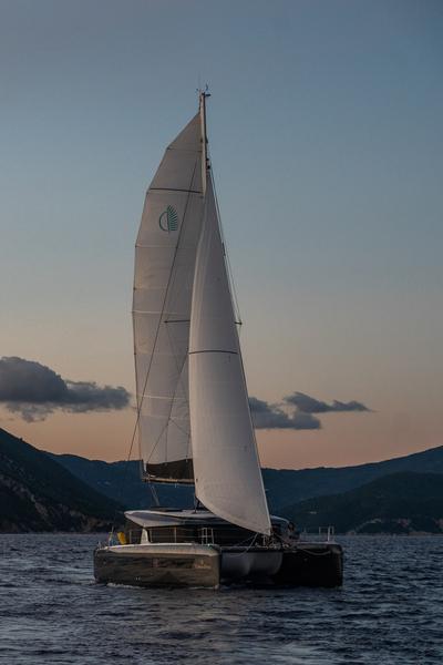 Book yachts online - catamaran - Lagoon 42 - Casta Diva VIP-equipped - rent