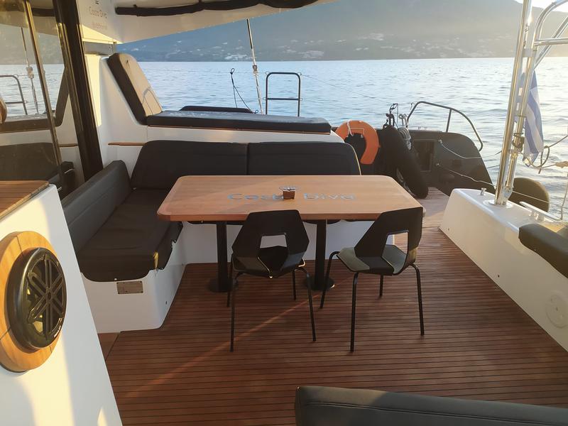 Book yachts online - catamaran - Lagoon 42 - Casta Diva VIP-equipped - rent