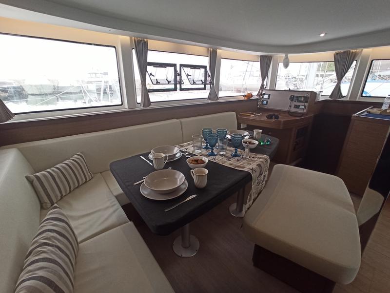 Book yachts online - catamaran - Lagoon 42 - AKTIS (air condition, generator, watermaker) - rent