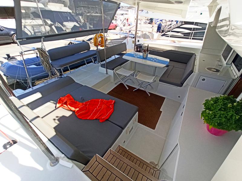 Book yachts online - catamaran - Lagoon 450 Fly - AMELIA (A/C, Generator, Watermaker) - rent