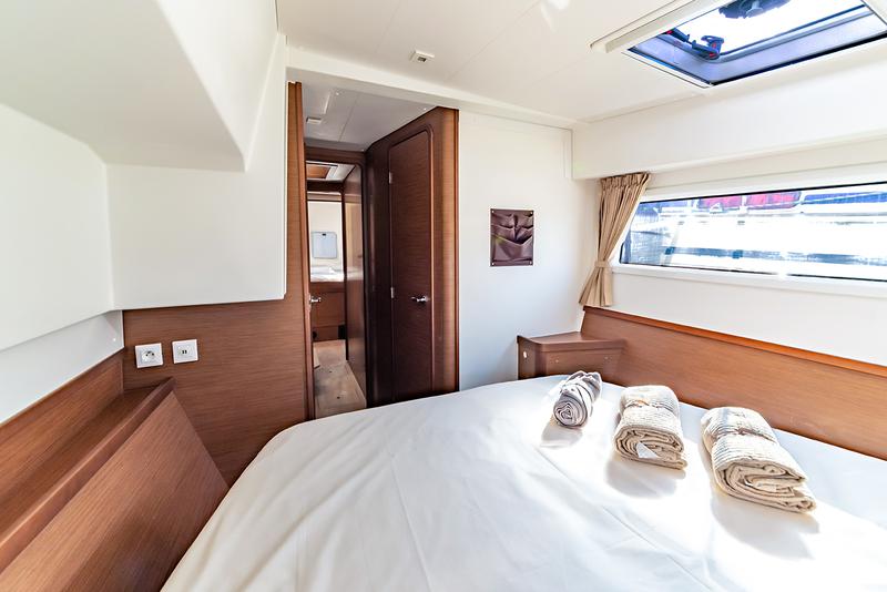 Book yachts online - catamaran - Lagoon 42 - Beatrix - rent