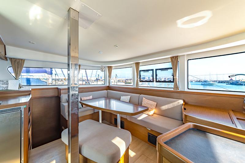 Book yachts online - catamaran - Lagoon 42 - Beatrix - rent
