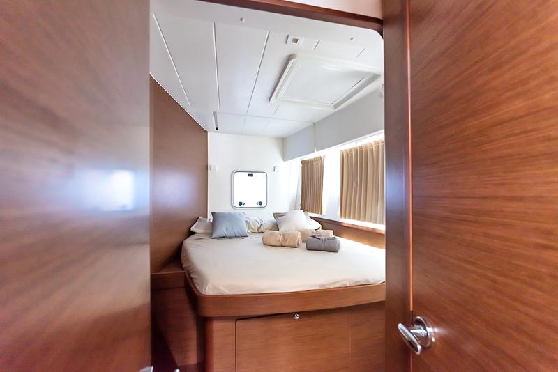 Book yachts online - catamaran - Lagoon 42 - Beatrix - rent