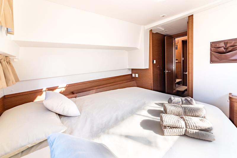 Book yachts online - catamaran - Lagoon 42 - Beatrix - rent