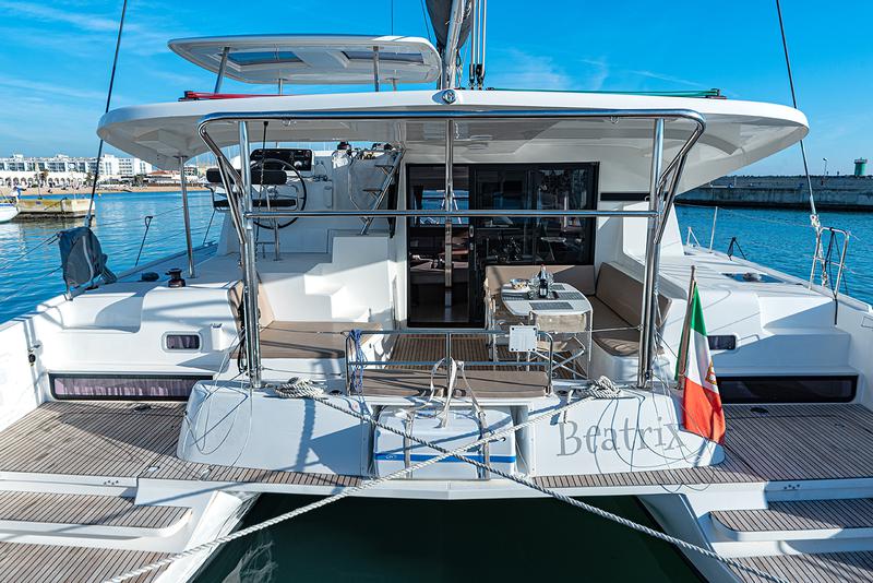 Book yachts online - catamaran - Lagoon 42 - Beatrix - rent