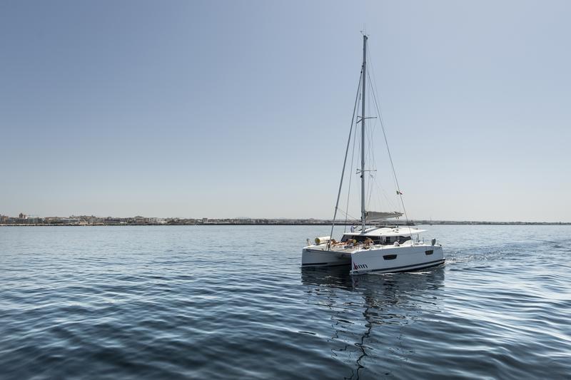 Book yachts online - catamaran - Fountaine Pajot Astréa 42 - Astrea (watermaker+generator) - rent