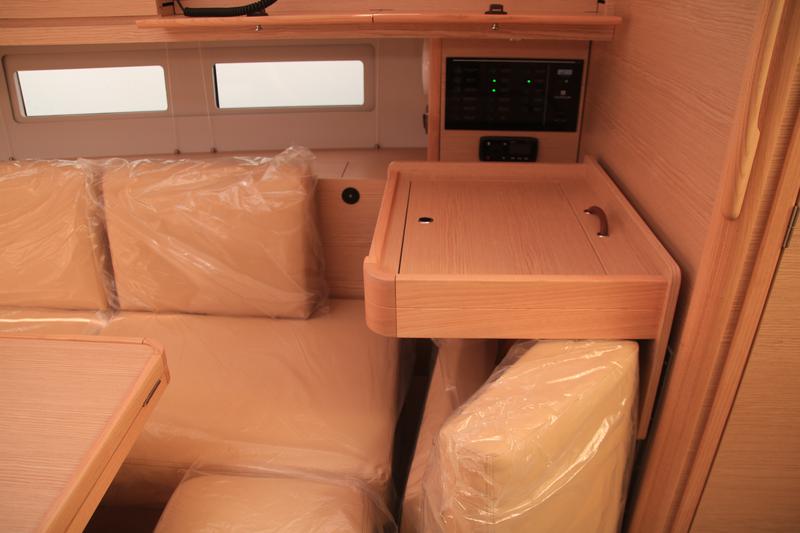 Book yachts online - sailboat - Dufour 390 Grand Large - DILI (vers 50hp+Gas Bbq) - rent