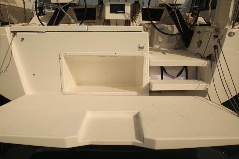 Book yachts online - sailboat - Dufour 390 Grand Large - DILI (vers 50hp+Gas Bbq) - rent