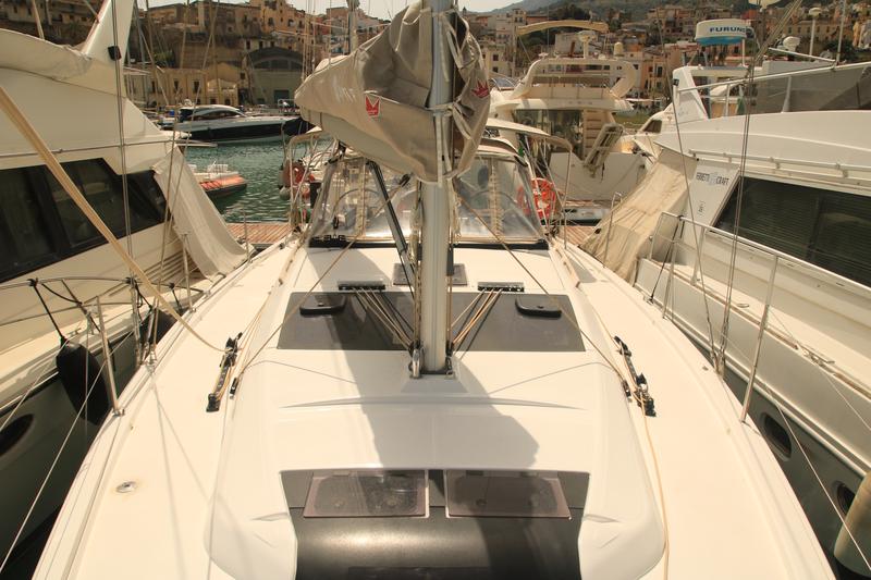 Book yachts online - sailboat - Dufour 390 Grand Large - DILI (vers 50hp+Gas Bbq) - rent